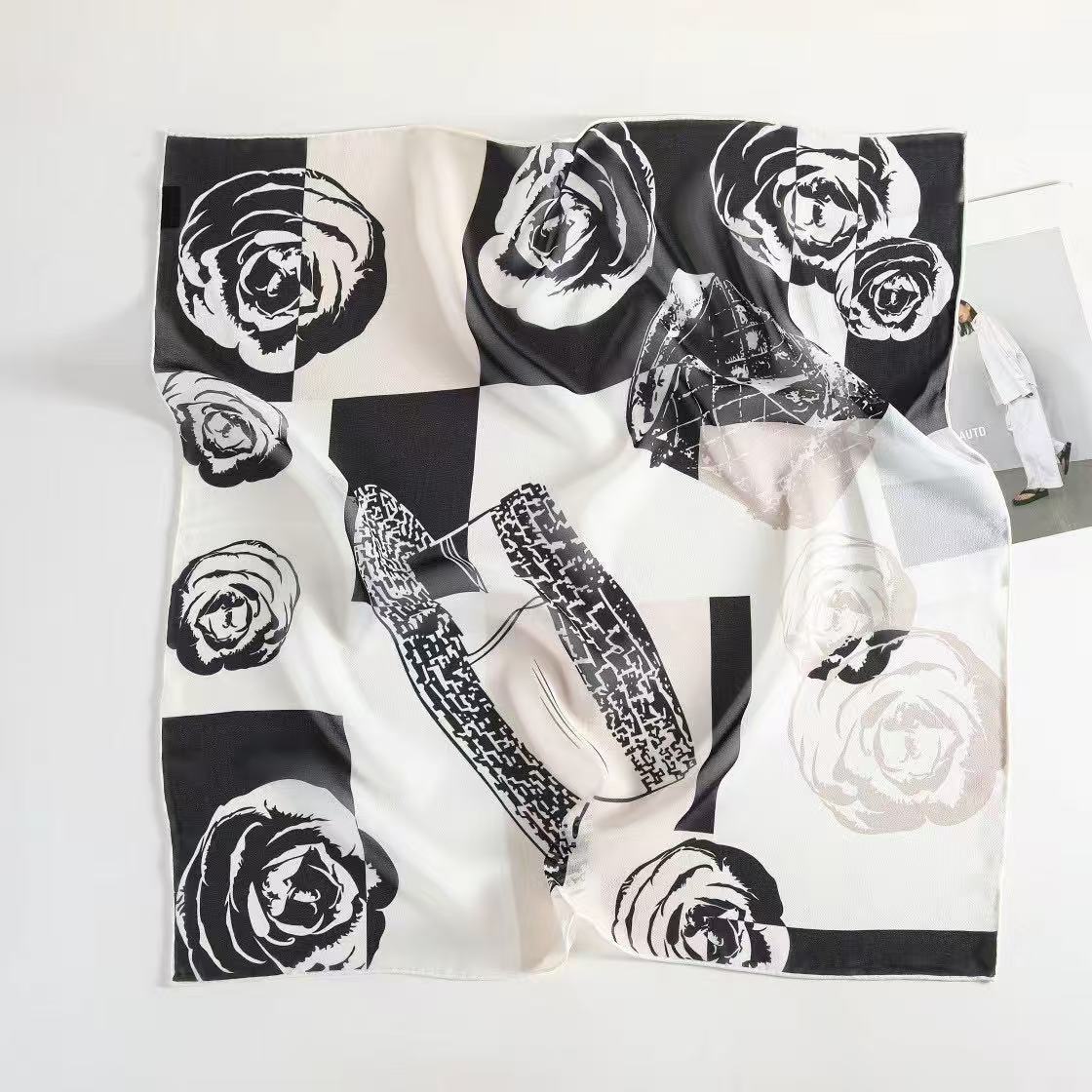 100% Mulberry Silk Women's Square Scarf 68 × 68 cm – Hand-Rolled Printed Silk Neck Scarf